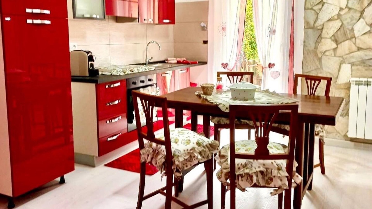 Scalea House | Holiday home 'Stefy's House, Red Room' with shared garden and air conditioning