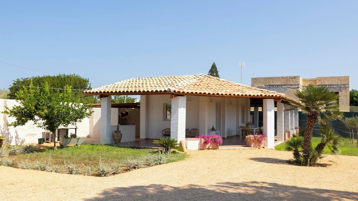 Marsala House | Holiday Home 'Suite La Barracca' with Sea View, Wi-Fi and Air Conditioning
