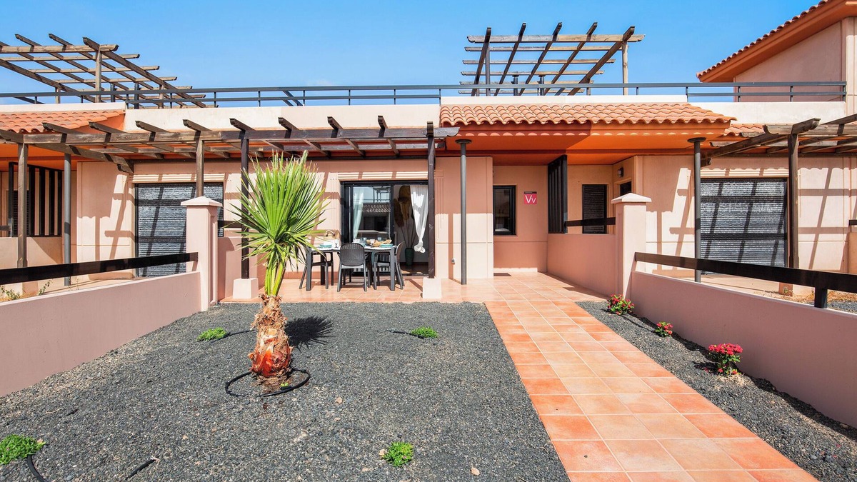 La Oliva House | Holiday Home 'Sunny Home' with Pool, Garden & Wi-Fi