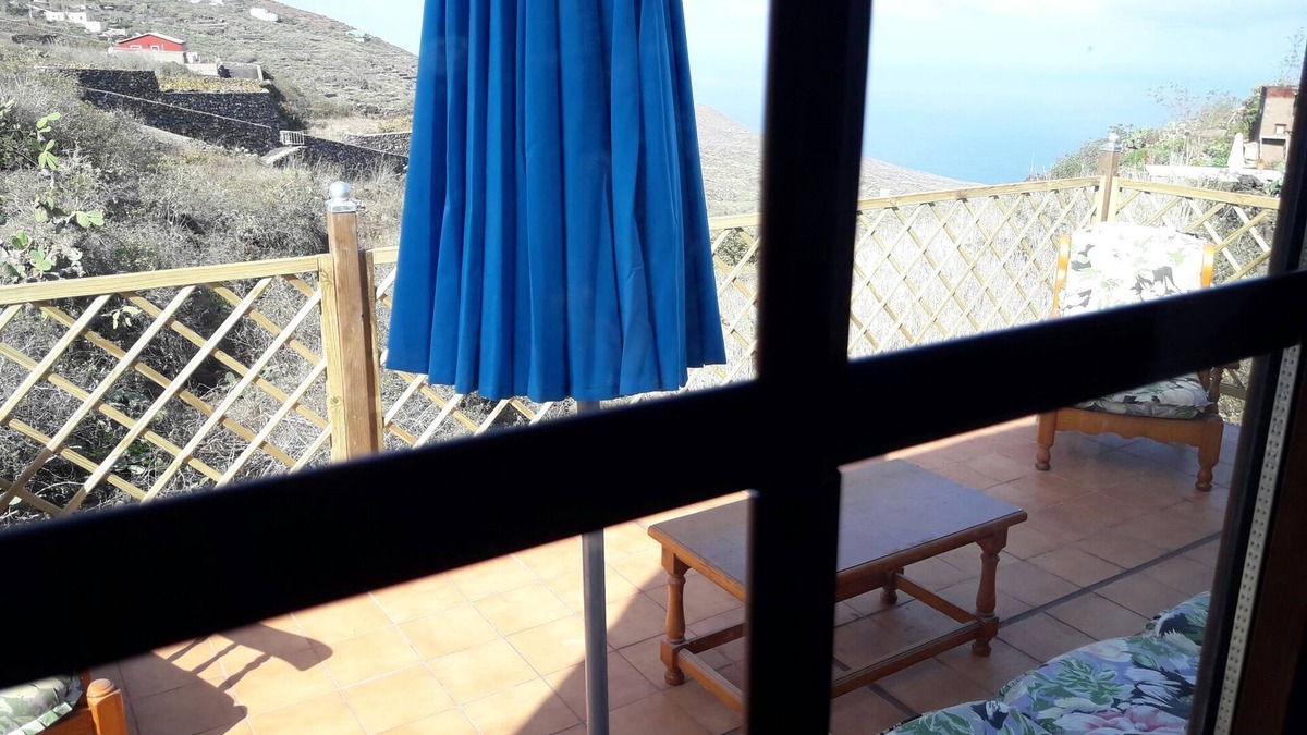 Mocanal House | Holiday Home 'Sunset Hollidays Home' with Private Garden, Balcony and Wi-Fi