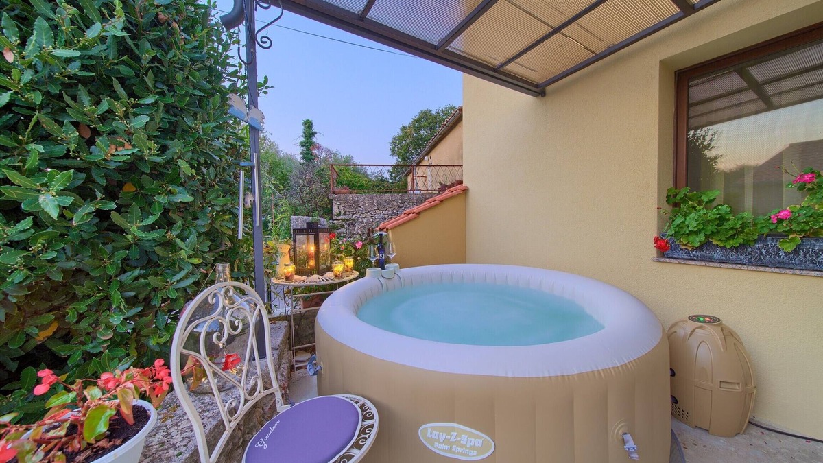 Risika House | Holiday Home Svjetlana "brand new listing"=jacuzzi, 3 bedrooms, 2 bathrooms