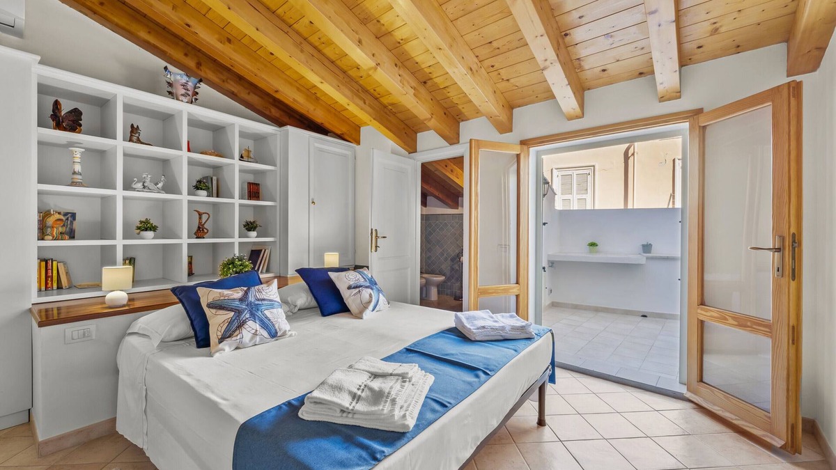 Carloforte House | Holiday Home "Sweet Dream House" with Private Terrace & Wi-Fi