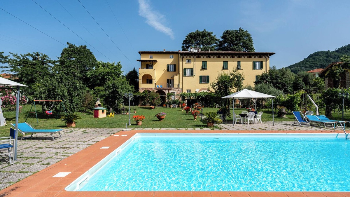 Nozanno House | Holiday Home 'Tenuta Il Ponte - Visconte' with Shared Pool, Private Terrace and Wi-Fi