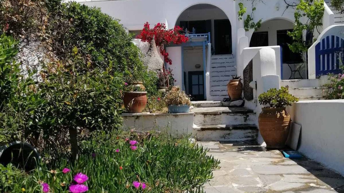 Agkidia House | Holiday Home 'Traditional House In Naxos' with Shared Terrace, Shared Garden and Wi-Fi