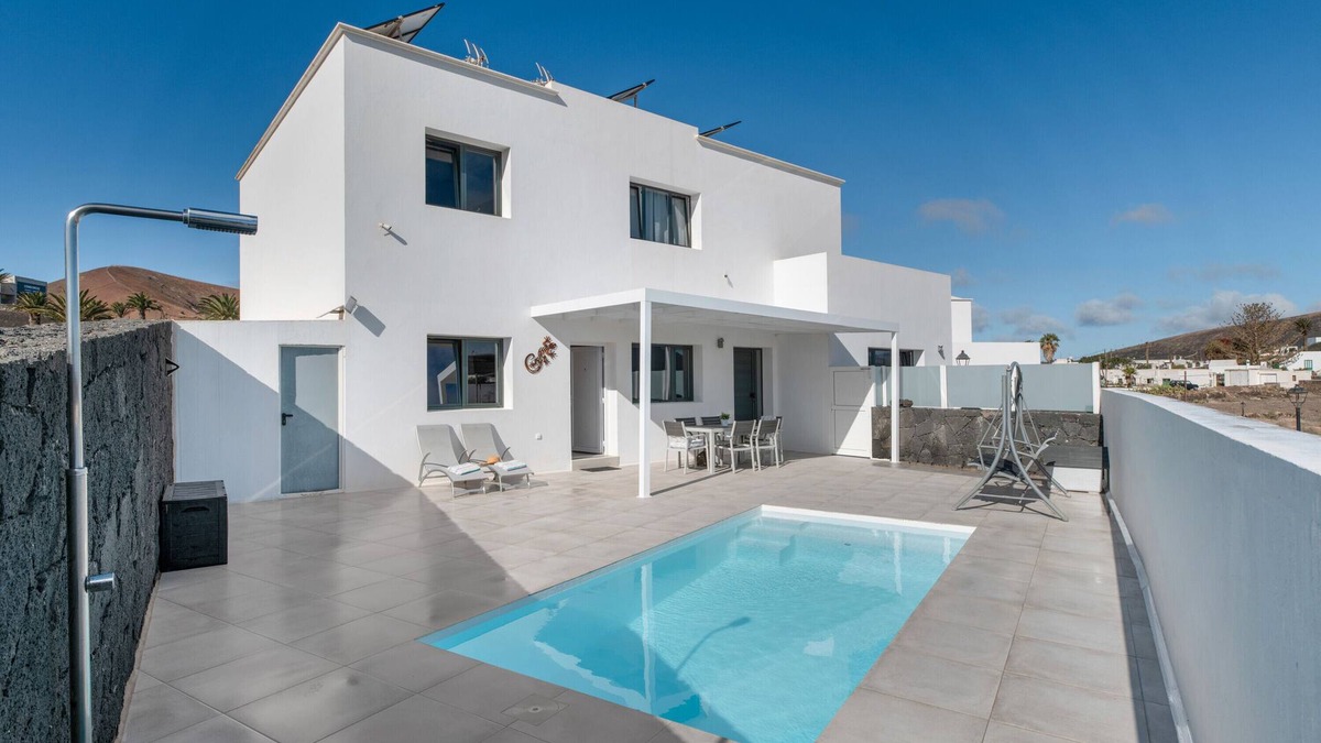 Uga House | Holiday Home 'Tranquility Among Volcanoes' with Private Pool, Shared Terrace and Wi-Fi