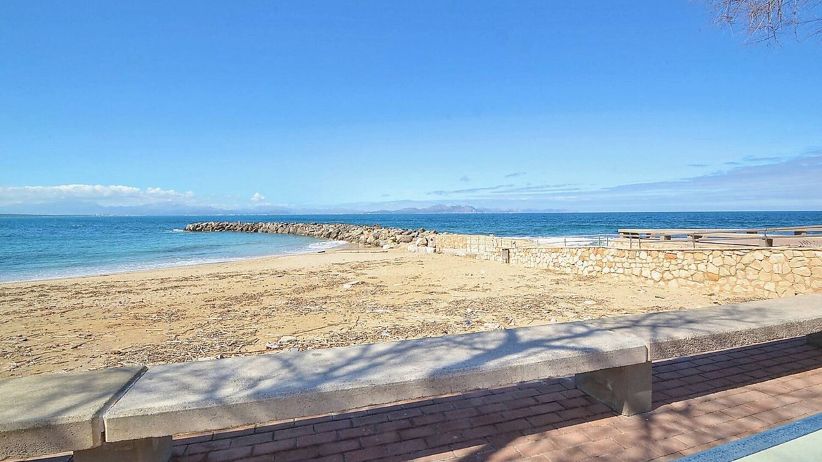 Colonia de Sant Pere House | Holiday Home 'Tres Pins' with Private Terrace, Wi-Fi and Air Conditioning