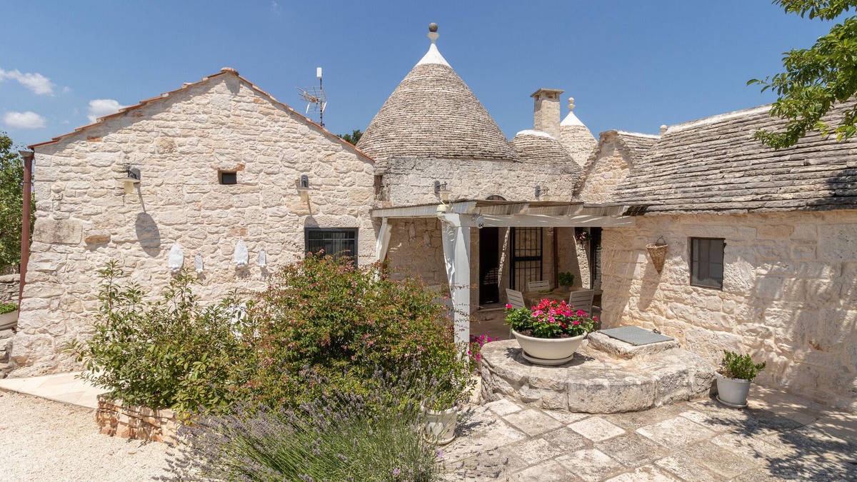 Alberobello House | Holiday Home Trullo Cielo with Pool & Wi-Fi