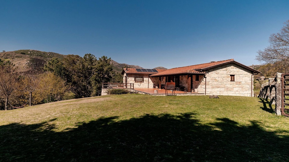 Carvalheira House | Holiday Home 'Turismo Rural No Gerês' with Mountain View, Private Garden and Wi-Fi