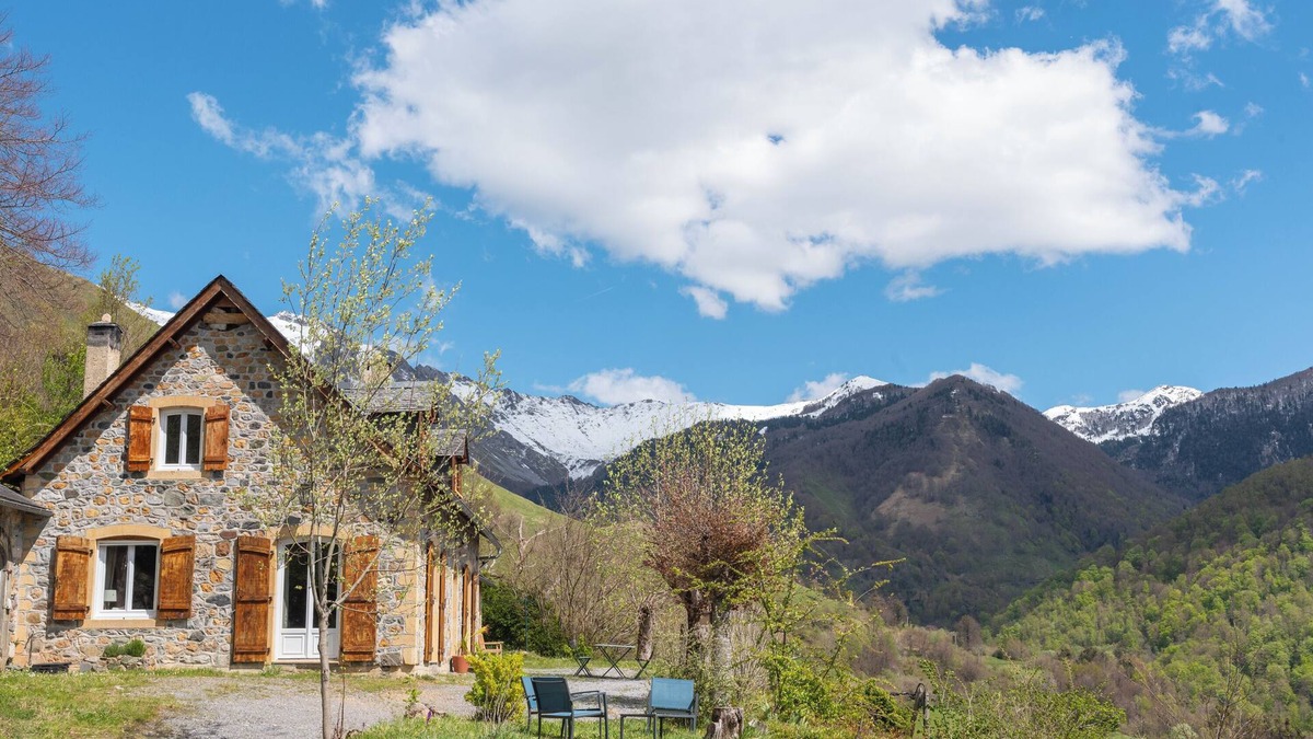 Aydius House | Holiday Home 'Ty Sioul - Mountain View' with Mountain View, Private Terrace and Wi-Fi