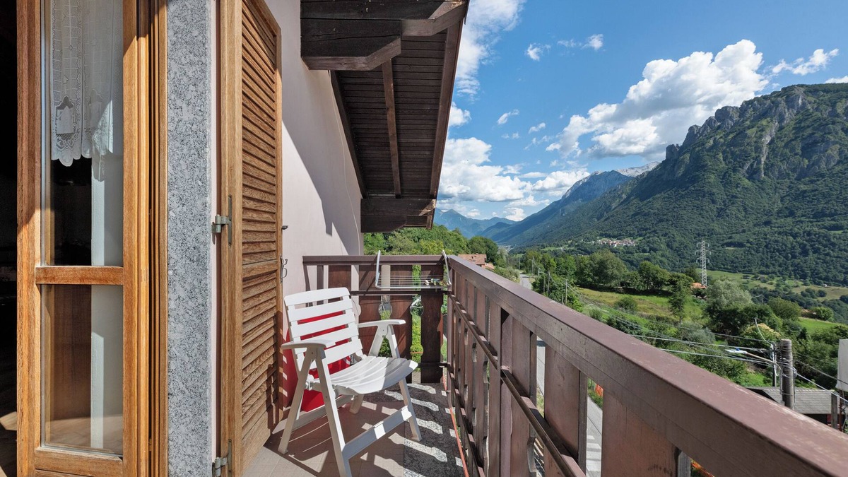 Vendrogno House | Holiday Home 'Vendrogno' with Mountain View, Private Garden and Wi-Fi