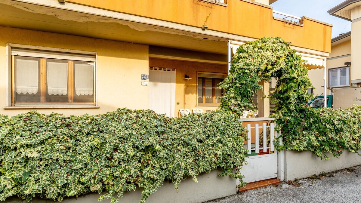 Torre del Lago Puccini House | Holiday Home 'Villetta Girasole' with Private Terrace, Private Garden and Wi-Fi