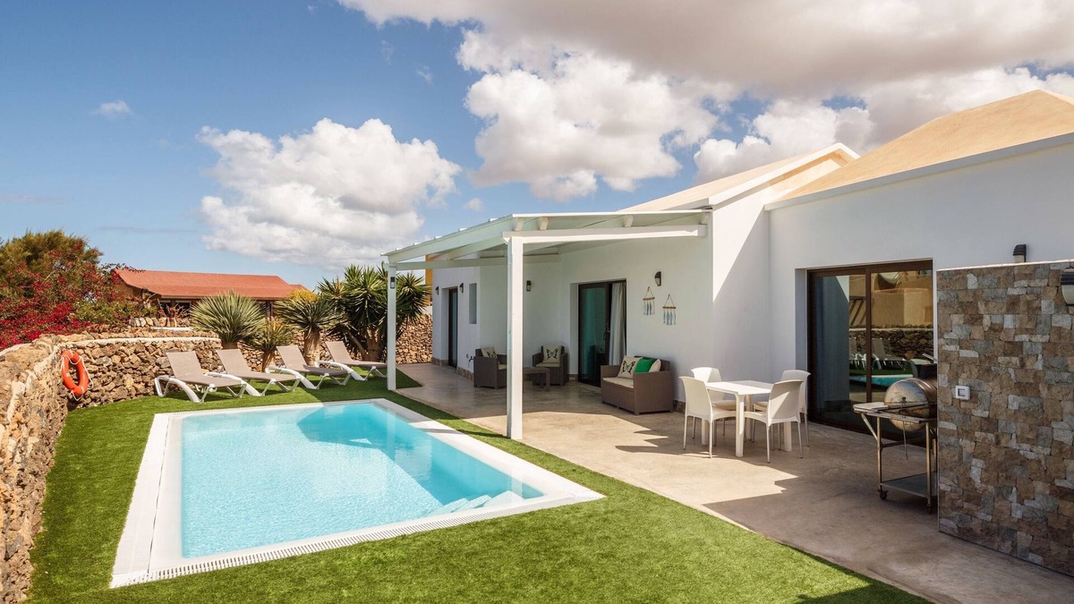 La Oliva Villa | Holiday Home “Villa Era” with Garden, Pool, Terrace & Wi-Fi