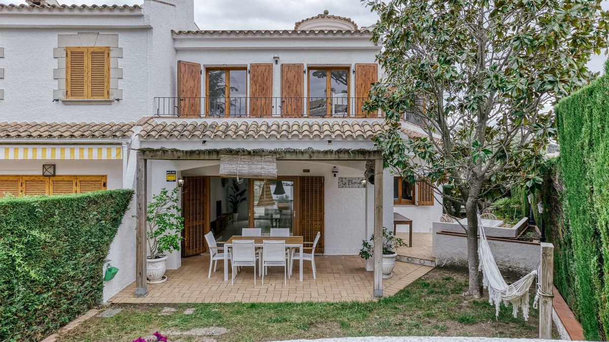 S'Agaro House | Holiday Home 'Villa La Barrufa' with Shared Pool, Private Terrace and Wi-Fi