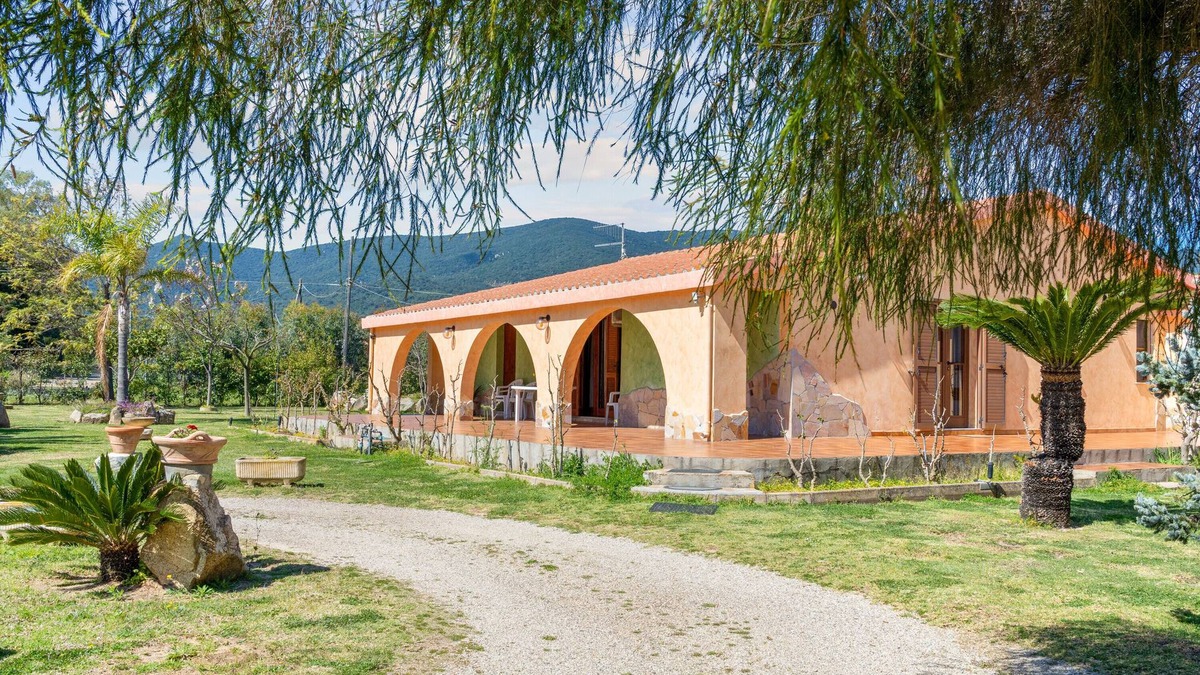 Castiadas House | Holiday Home 'Villa La Palma' with Mountain View, Wi-Fi and Air Conditioning