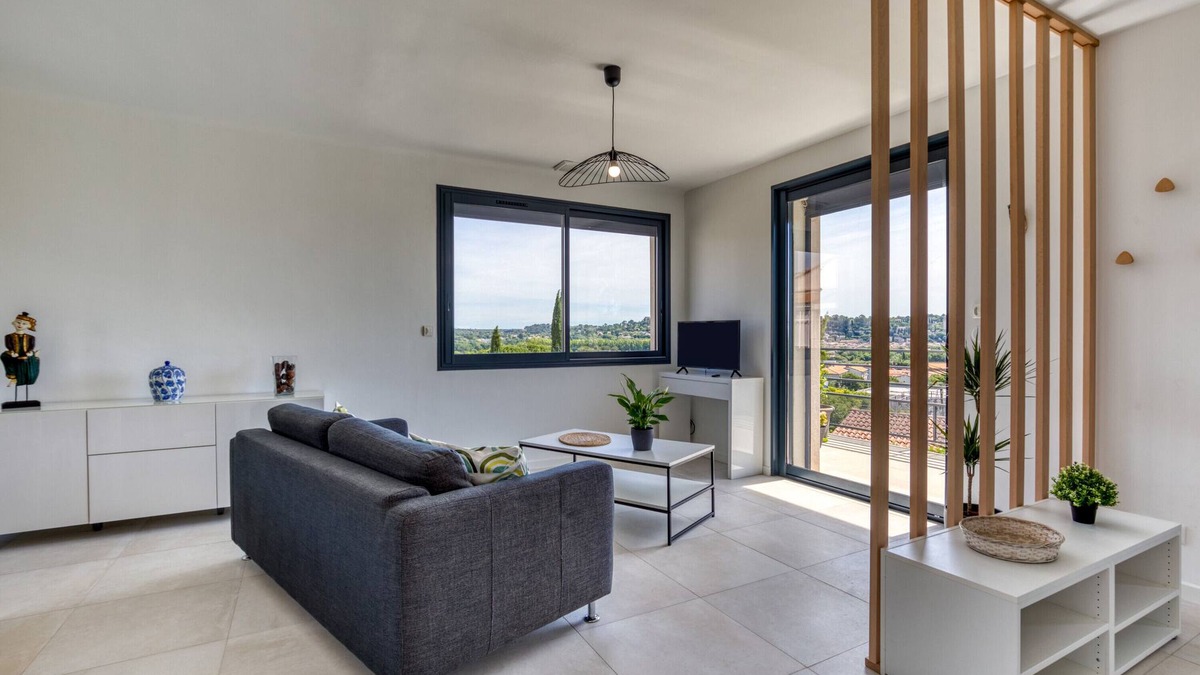 Sommieres Villa | Holiday Home 'Villa Maryet' with Private Terrace, Wi-Fi and Air Conditioning