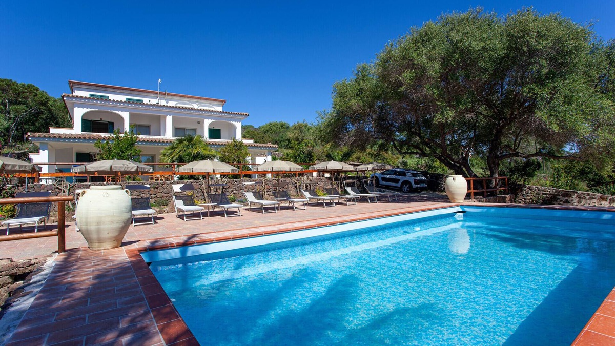 Sas Linnas Siccas House | Holiday Home ‘Villa Mula 1’ with Wi-Fi, Garden & Shared Pool