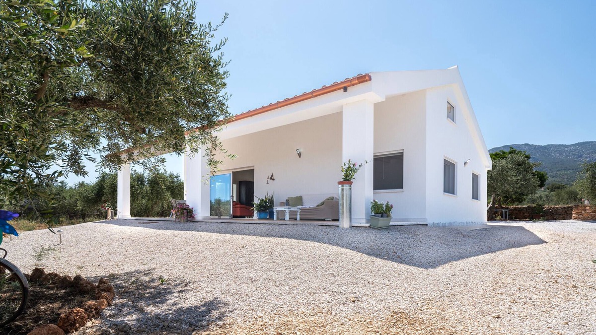 Orosei House | Holiday Home 'Villa Piricone' with Sea View, Shared Terrace and Wi-Fi