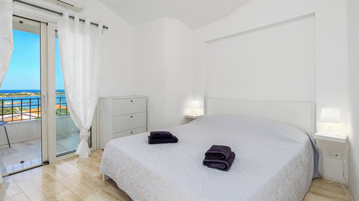 Pittulongu House | Holiday Home 'Villa Smeraldina' with Sea View, Wi-Fi and Air Conditioning