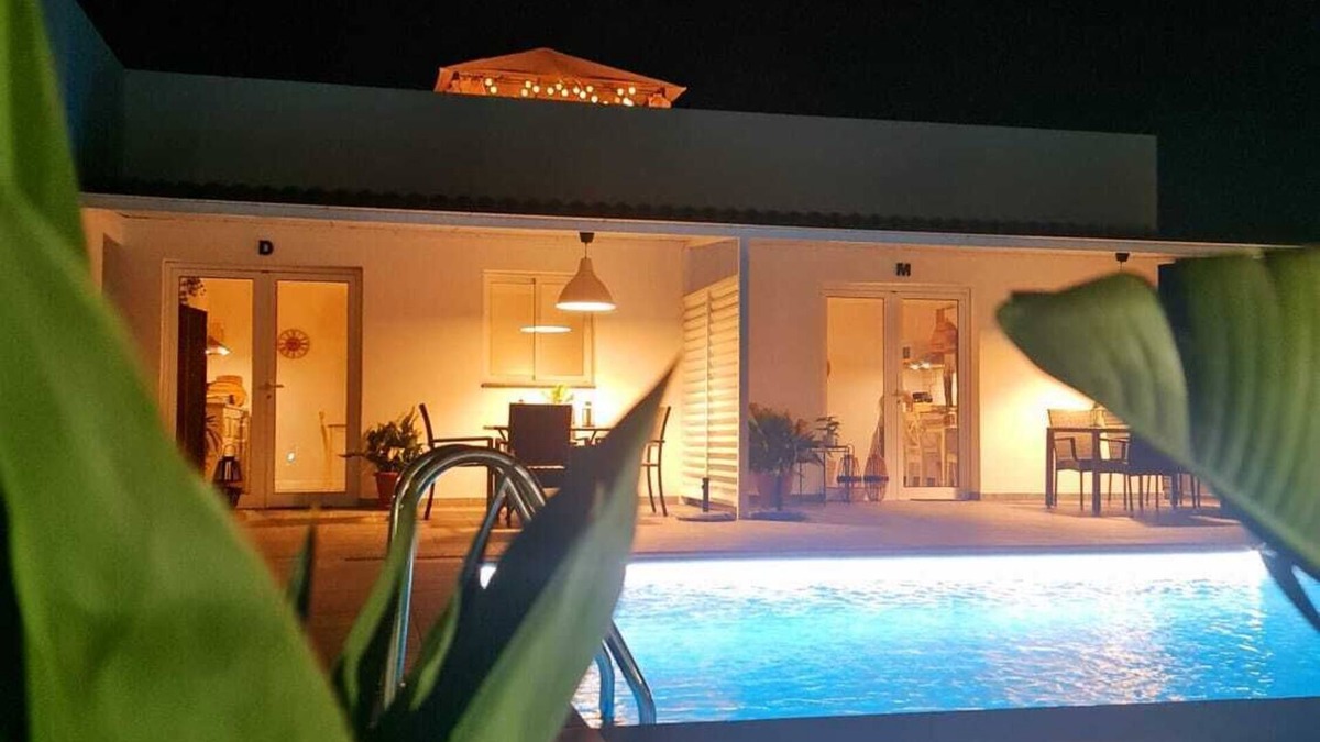 Los Llanos de Aridane Villa | Holiday Home 'Villa Tino- Casa D' with Mountain View, Shared Pool and Wi-Fi