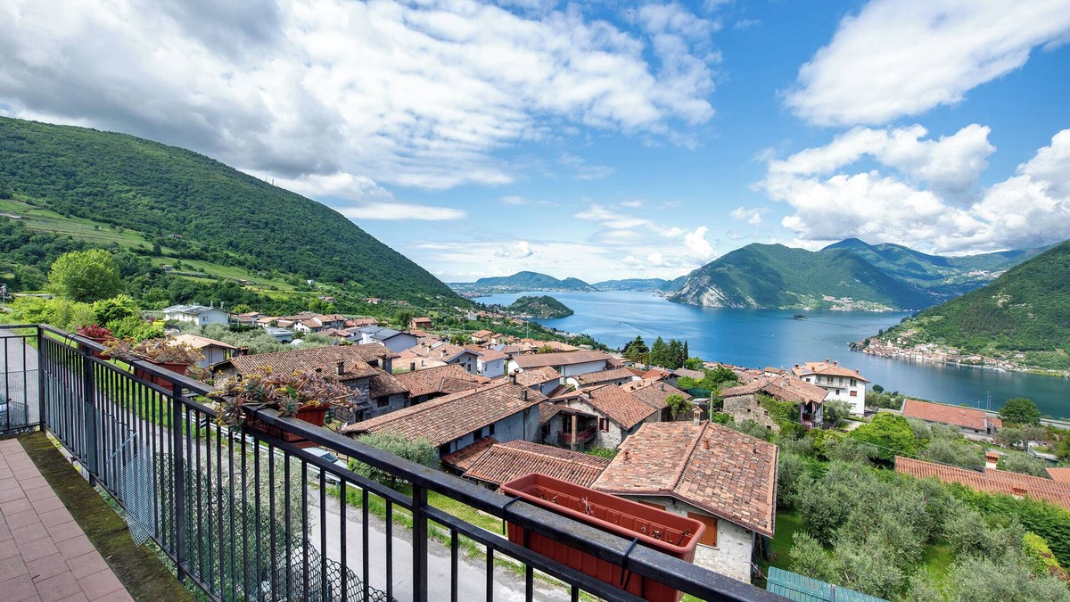 Sulzano House | Holiday Home 'Villa Turchese' with Lake View, Private Pool and Wi-Fi
