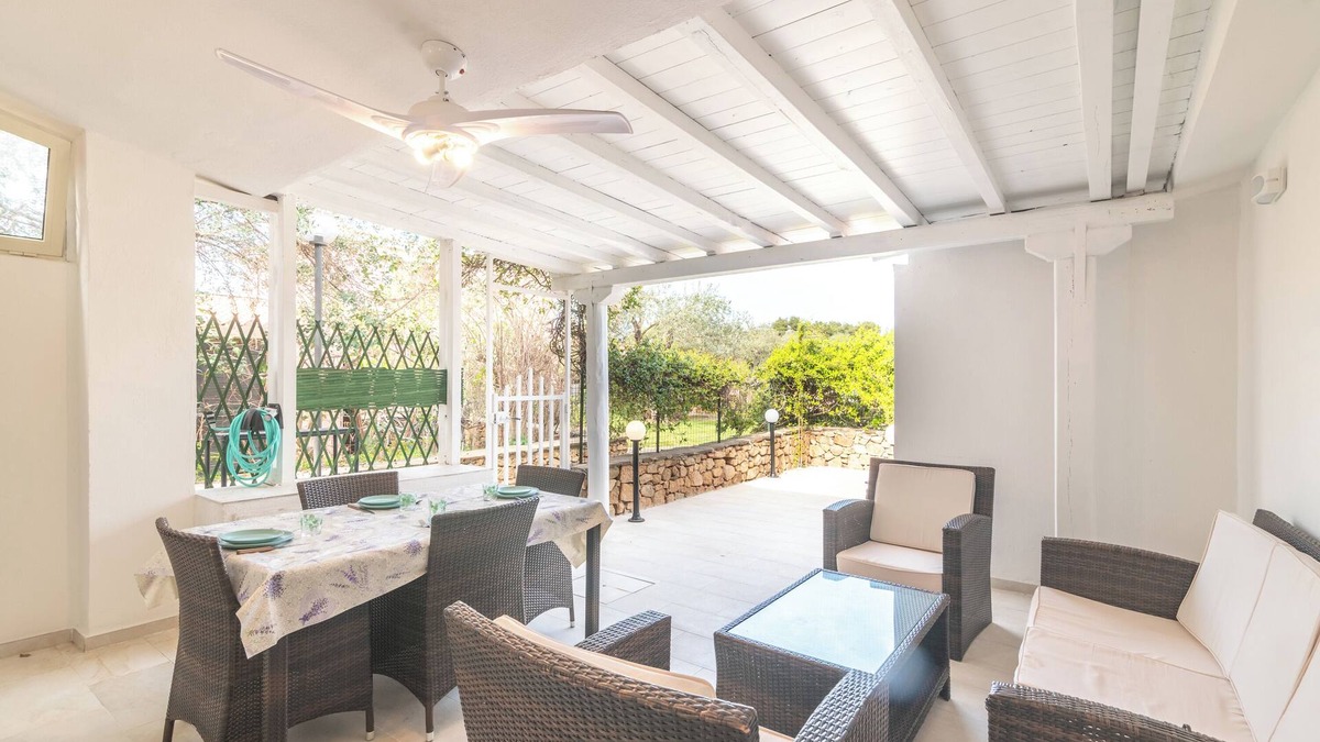 San Teodoro City Centre House | Holiday Home 'Villetta Li Menduli' with Private Terrace and Air Conditioning