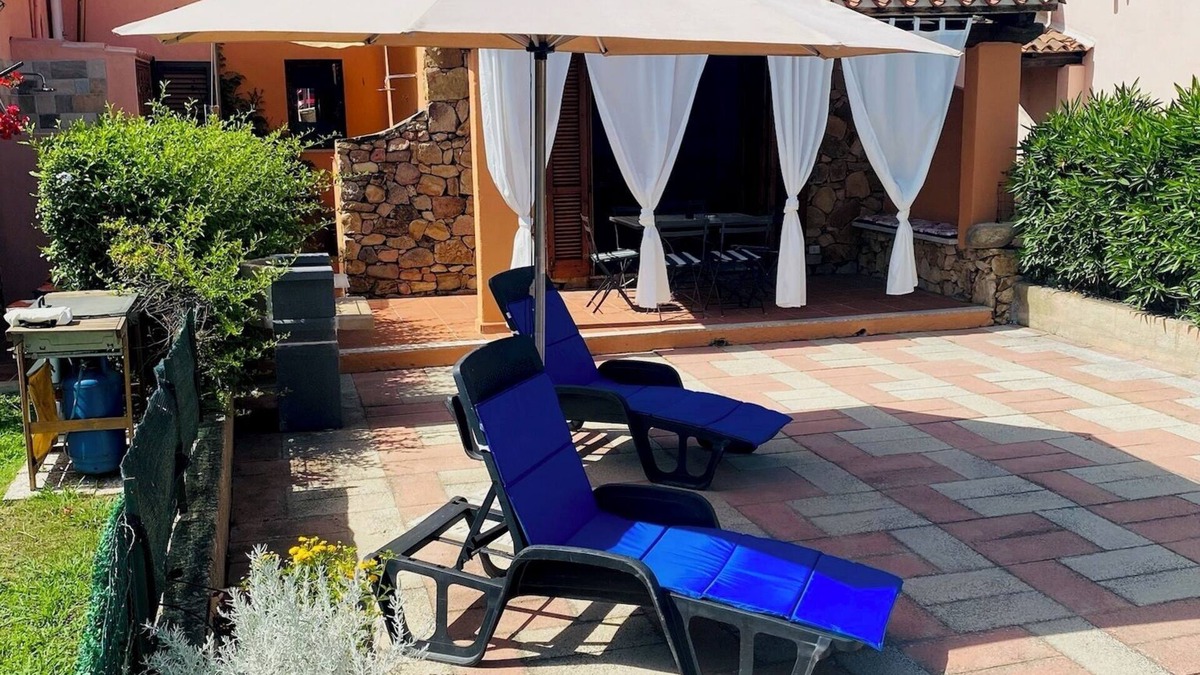 San Teodoro City Centre House | Holiday Home 'Villetta Serena' with Shared Terrace, Wi-Fi and Air Conditioning