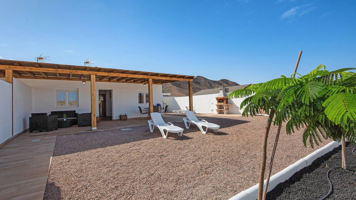 Gran Tarajal House | Holiday Home 'Vista Paraiso' with Mountain View, Garden & Wi-Fi