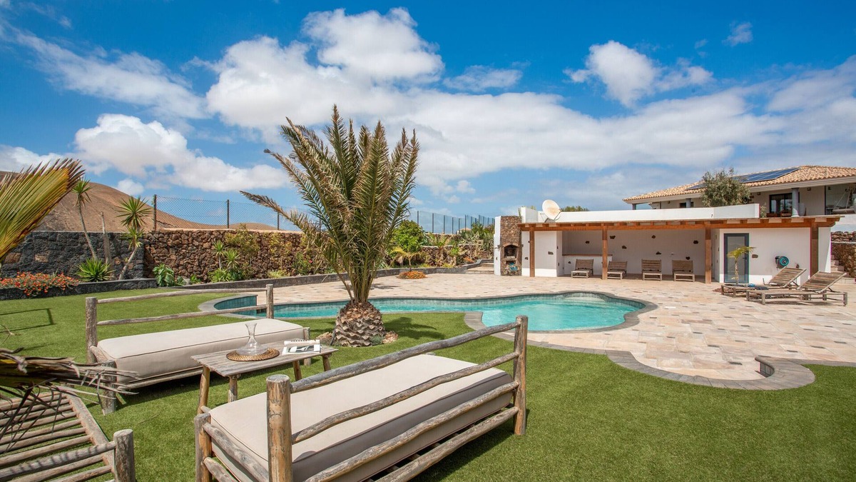 Villaverde House | Holiday Home 'Volcanoa' with Sea View, Shared Pool and Wi-Fi