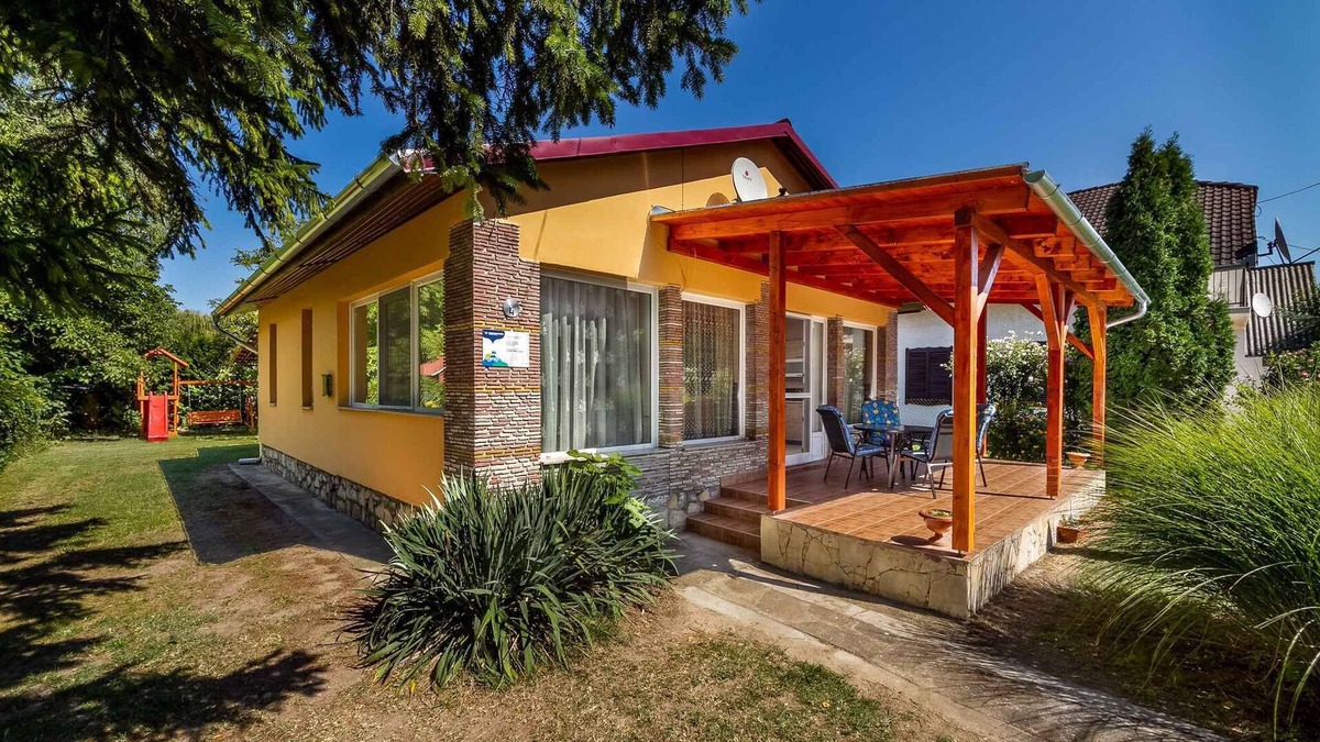 Balatonkeresztur House | Holiday home with a large terrace
