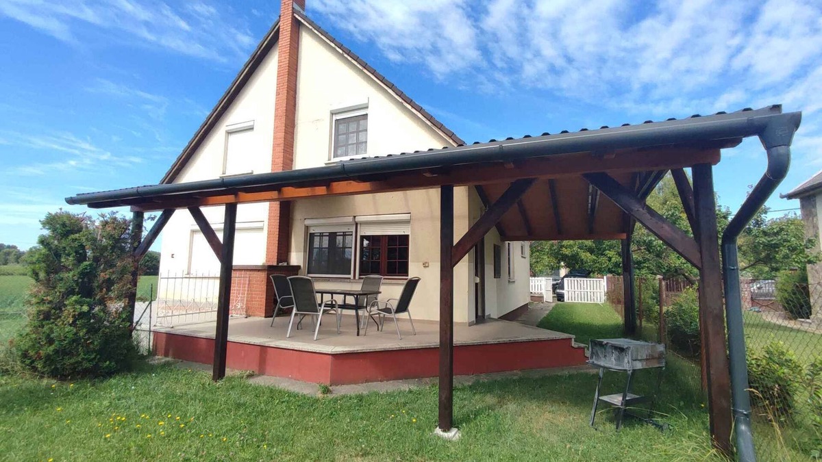Balatonkeresztur House | Holiday home with garden, large terrace and barbecue facilities