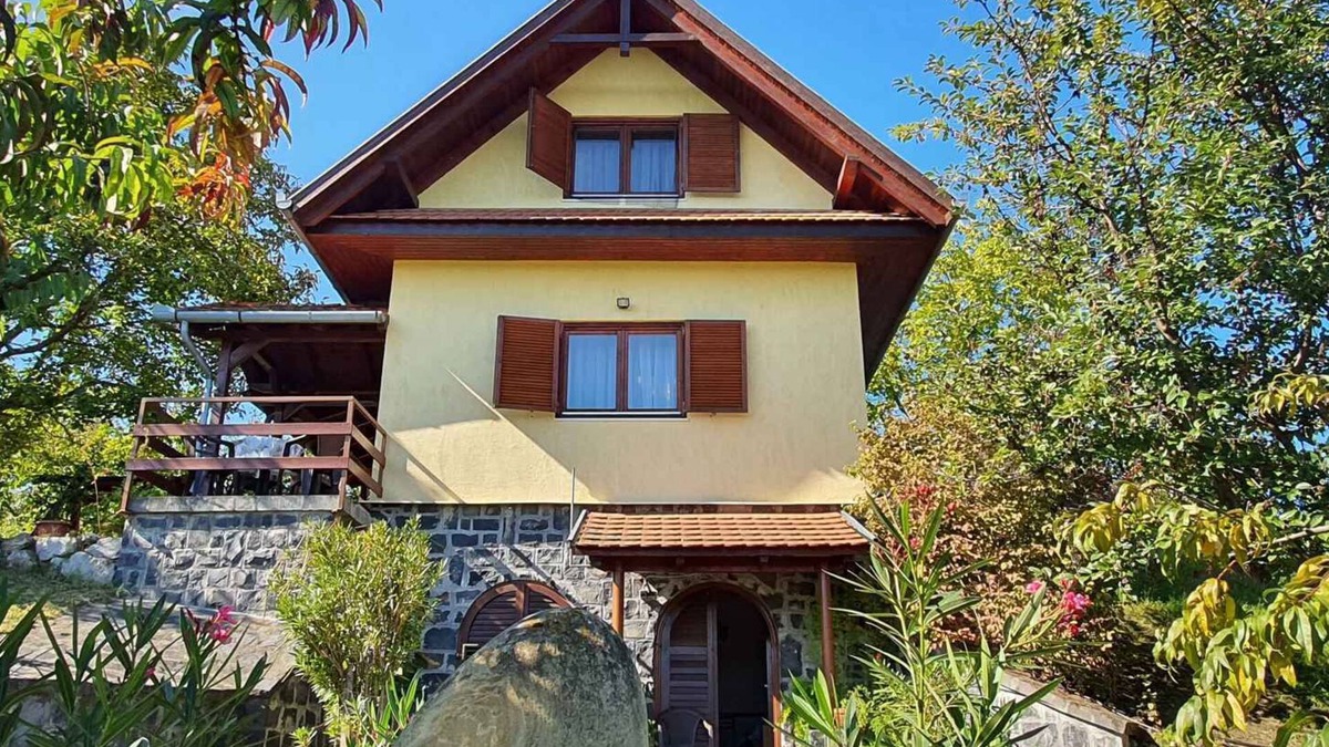 Koroshegy House | Holiday home with a beautiful panorama and a large garden