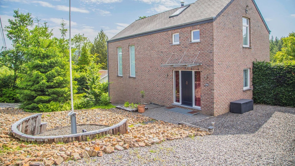 Marcouray House | Holiday home with a terrace in Warisy