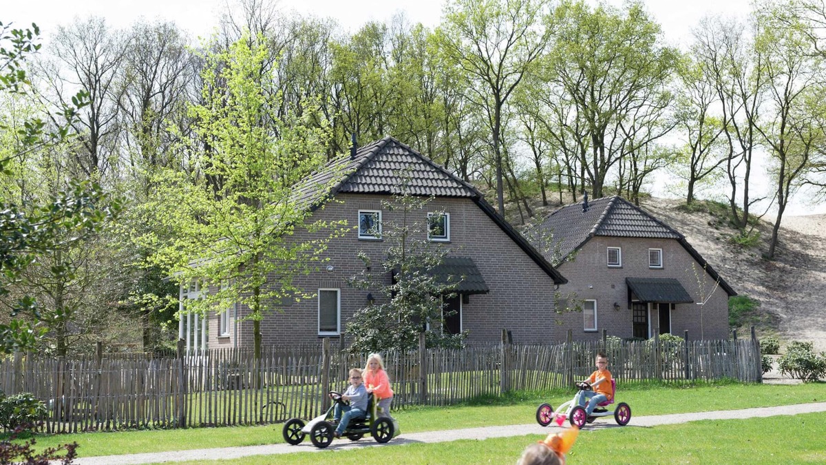 Uden Cottage | Holiday Home With a Terrace at Bedafse Bergen