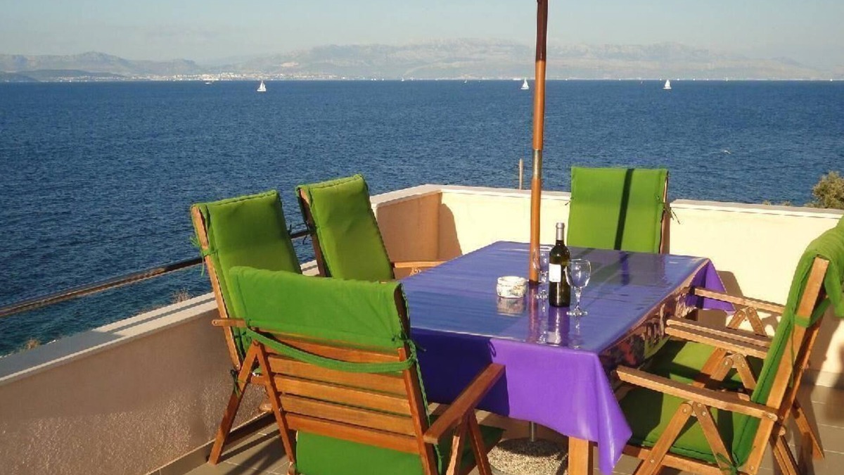 Rogac House | Holiday home with garden, barbecue and terrace