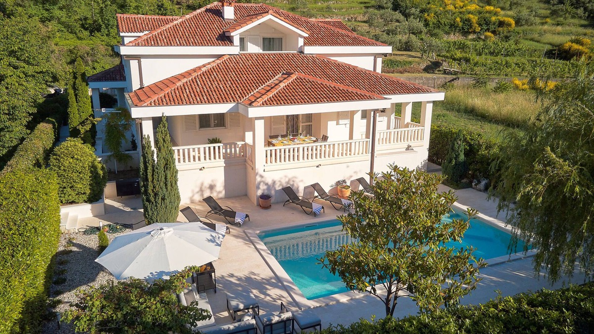 Zrnovnica House | Holiday home with heated pool near Split