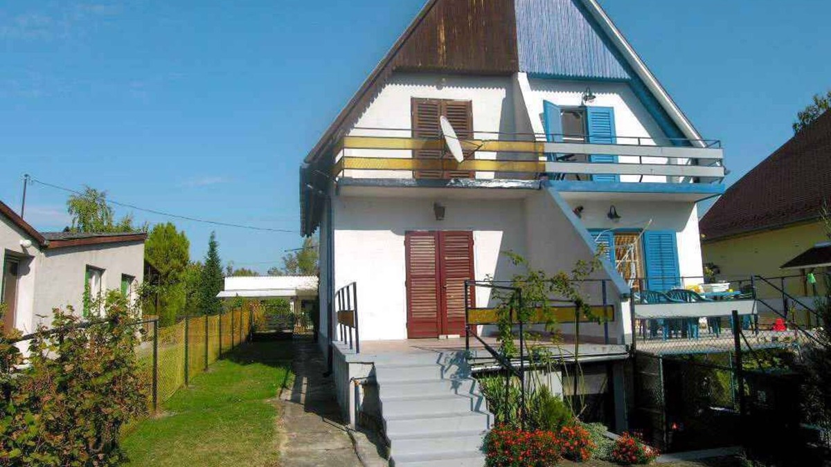 Balatonlelle House | Holiday home with garden shower