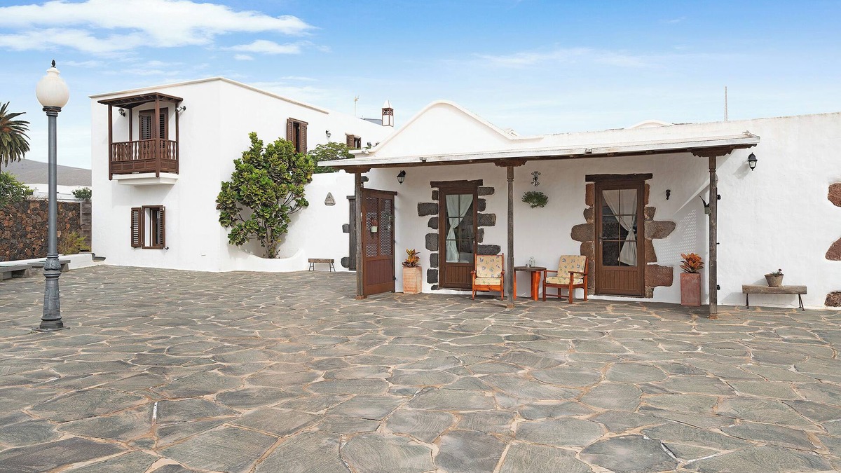 Los Valles House | Holiday home with mountain views, balcony and Wi-Fi