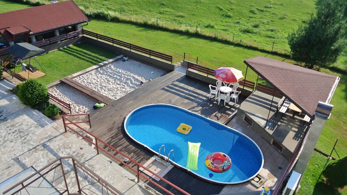 Dolni Kalna House | Holiday home with outdoor pool and lounge on the property