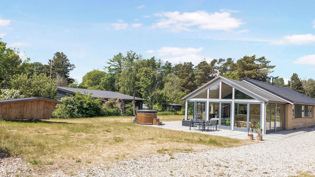 Hoensinge House | Holiday home with outdoor jacuzzi and shelter