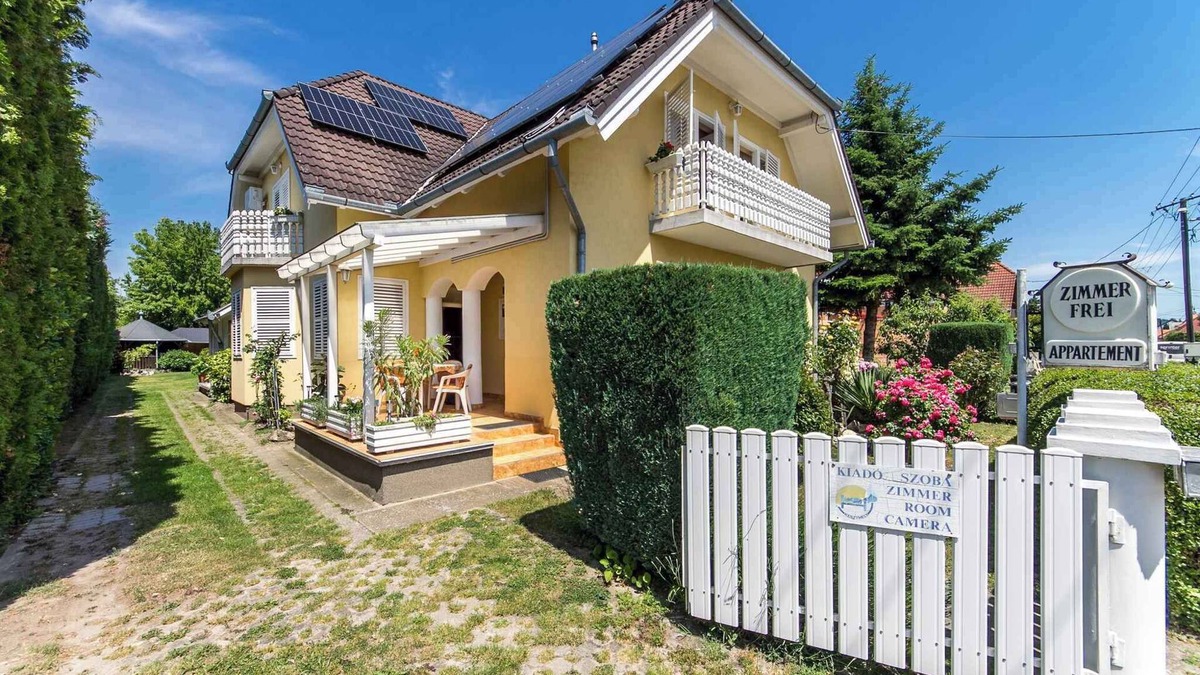 Keszthely House | Holiday home with pool and air conditioning