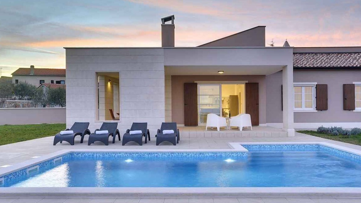 Kavran House | Holiday home with pool and air conditioning