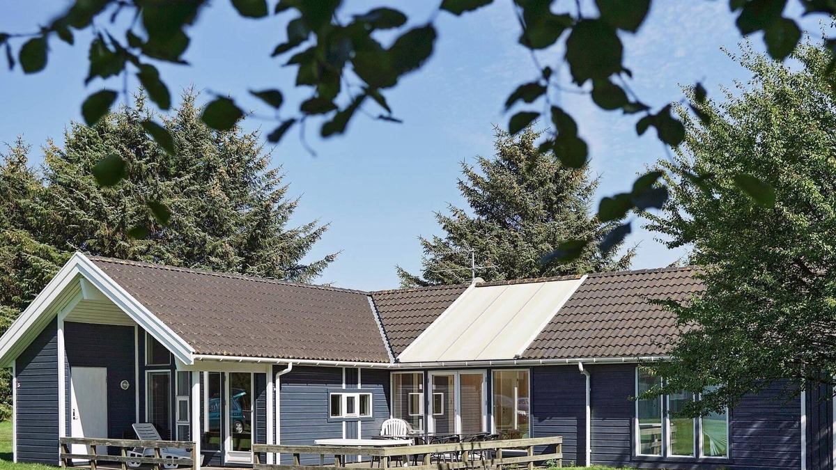 Oster Somarken House | Holiday Home with Sauna by Beach