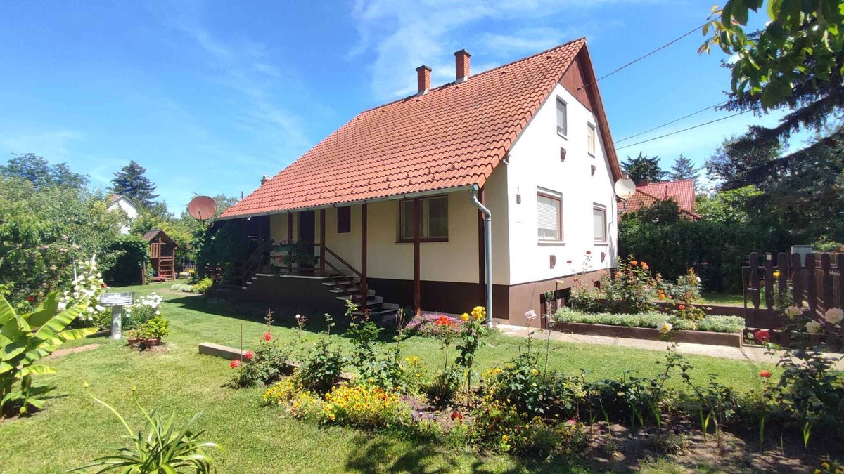 Gardony House | Holiday home with Wi-Fi and children's playground
