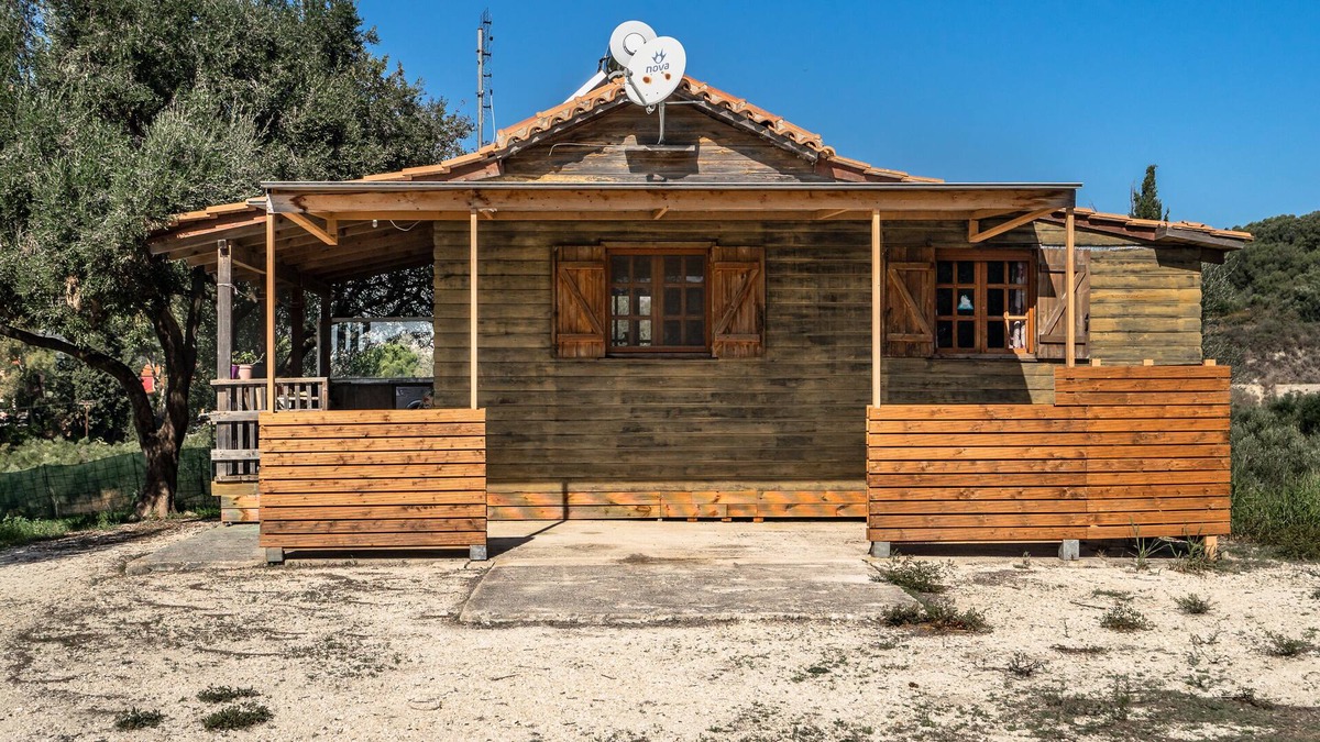 Paliki House | Holiday Home 'Wooden House' with Mountain View & Garden