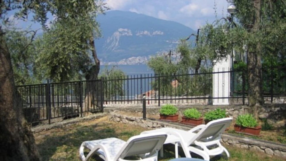 Magugnago Apartment | Holiday House Margherita 60sqm Lake view, swimming pool near town center and beach