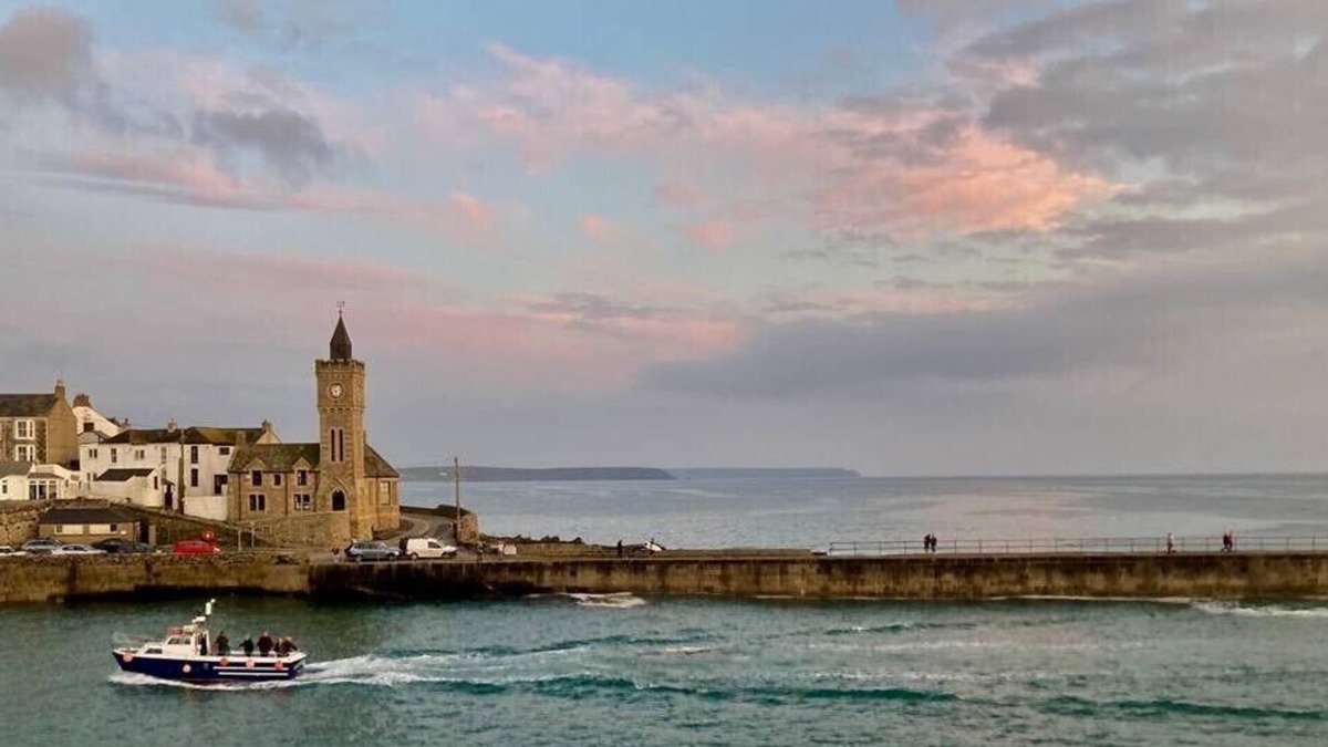 Porthleven House | Holiday House 400M walk to beach & 100M to harbour with private Sunny Garden.