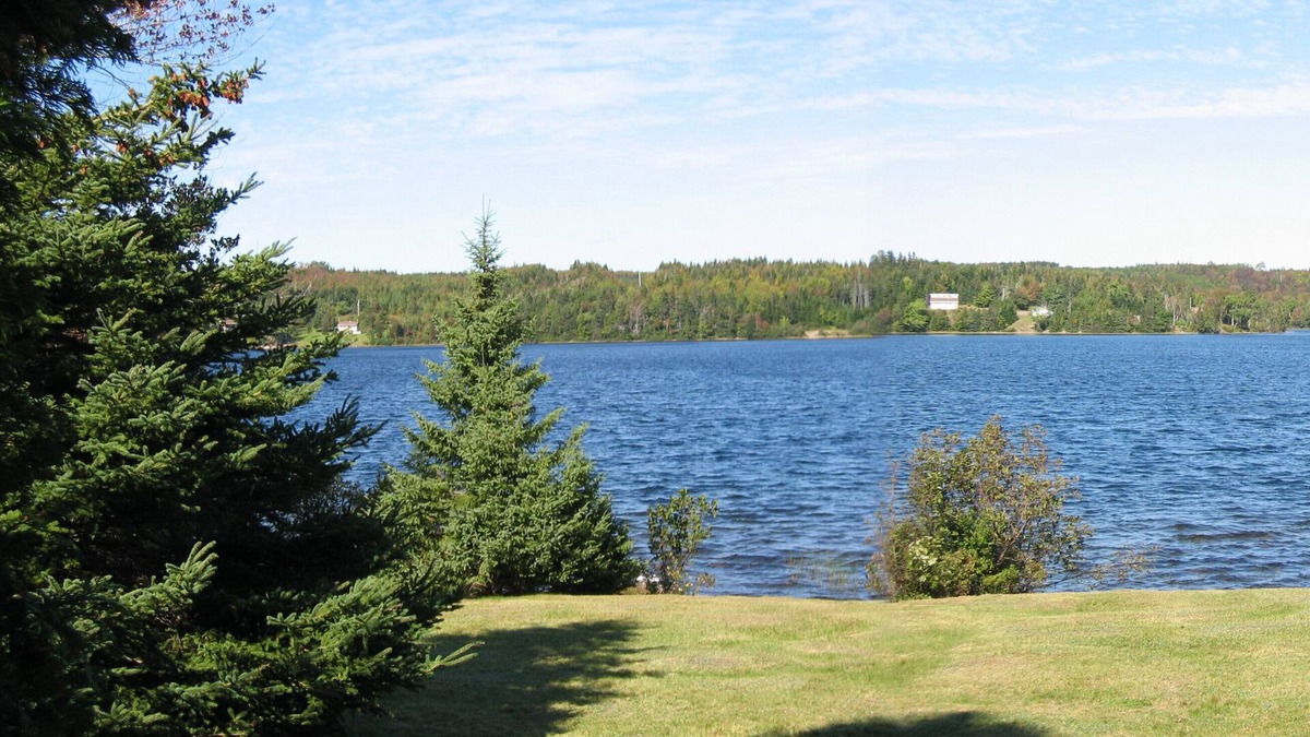 Boylston House | Holiday house directly on the lake