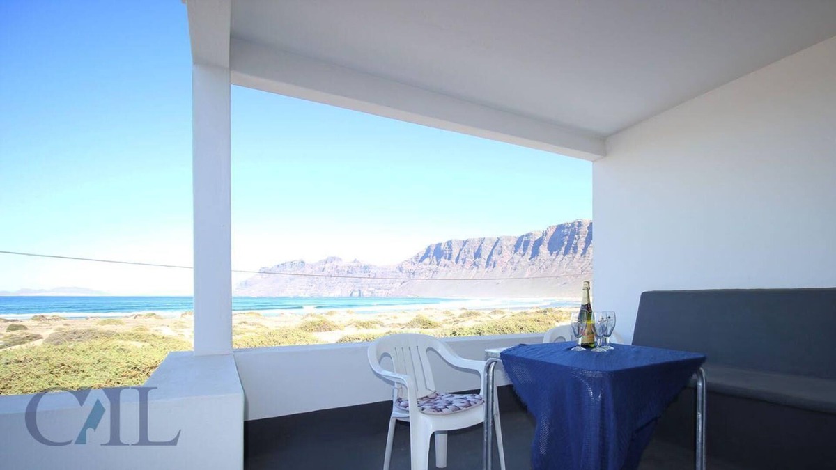 Caleta de Famara House | Holiday house Caleta de Famara for 2 - 10 persons with 5 bedrooms - Holiday house