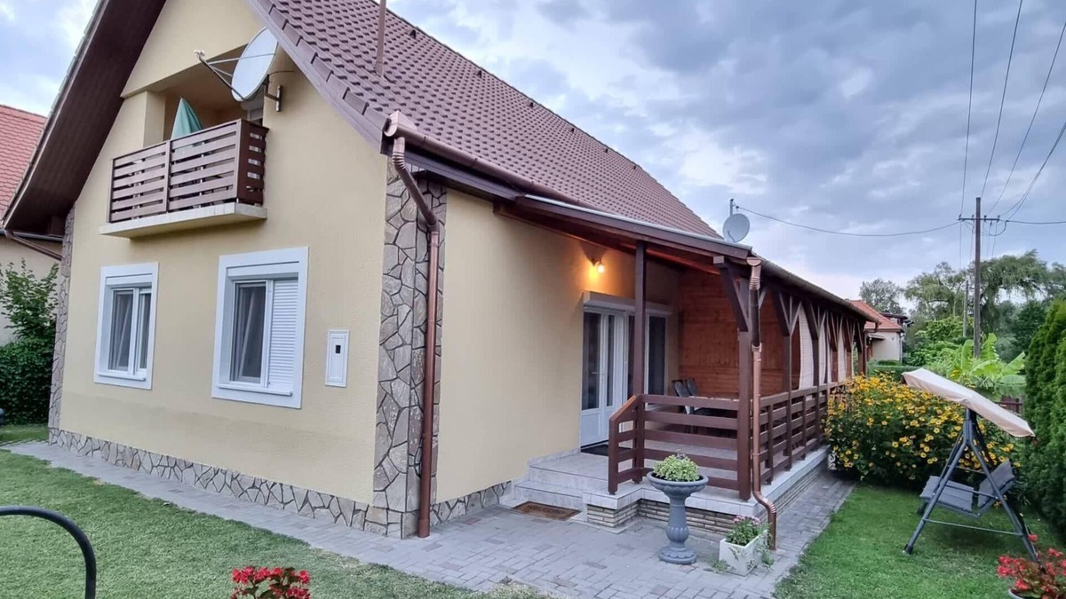 Balatonmariafurdo House | Holiday house Balatonmáriafürdõ for 1 - 6 persons with 3 bedrooms - Twin house