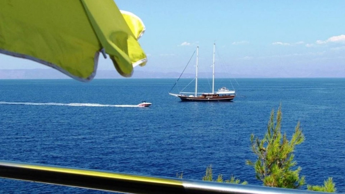 Gdinj House | Holiday house JAKOV directly on the sea